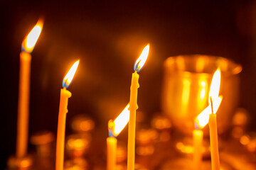 Obraz premium Many burning wax candles in the orthodox church or temple