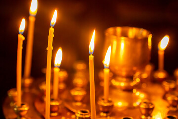 Obraz premium Many burning wax candles in the orthodox church or temple