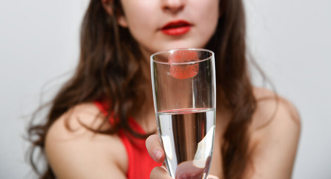 Junge Frau mit Kaugummiblase vor rosafarbenem Hintergrund. Modernes Beauty- und Fashion-Portr&auml;t mit verspieltem Ausdruck, Popkultur, Lifestyle und nat&uuml;rlicher Ausstrahlung.