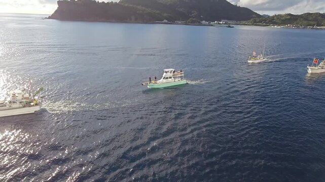 小笠原の父島から出航する飛鳥Ⅲと並走し、見送る船