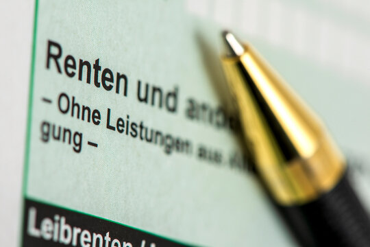Ein Steuerformular f&uuml;r das Finanzamt &uuml;ber Eink&uuml;nfte von Renten, als Symbolbild f&uuml;r die Besteuerung und Steuerpflicht von Rentenzahlungen - NUR F&Uuml;R REDAKTIONELLE VERWENDUNG -