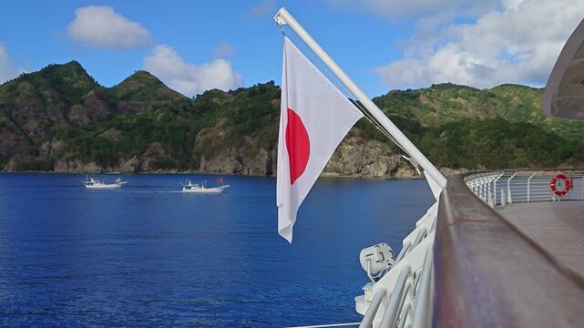 小笠原　父島の二見港に停泊している飛鳥Ⅲの後部甲板から島を見る