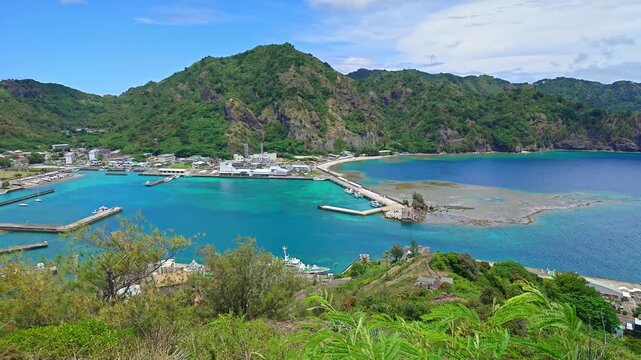 小笠原　父島の大神山公園展望台から二見港を見渡し、停泊する飛鳥Ⅲを見る