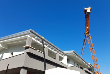 Obraz premium Lavori in corso nel cantiere edile in estate - gru e ponteggio