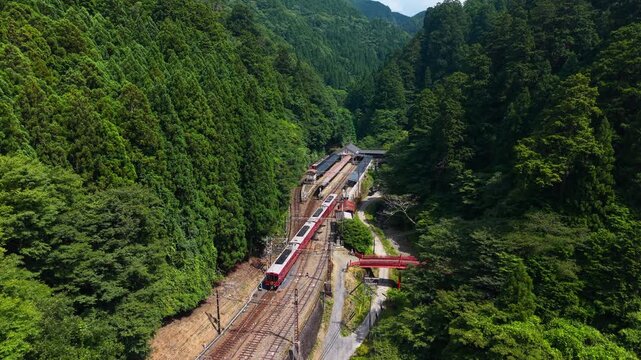 GRAN Tenku sightseeing train arriving at Koyasan Gokurakubashi Station, Wakayama, Japan　「高野山・極楽橋駅に到着するGRAN天空」和歌山県高野町