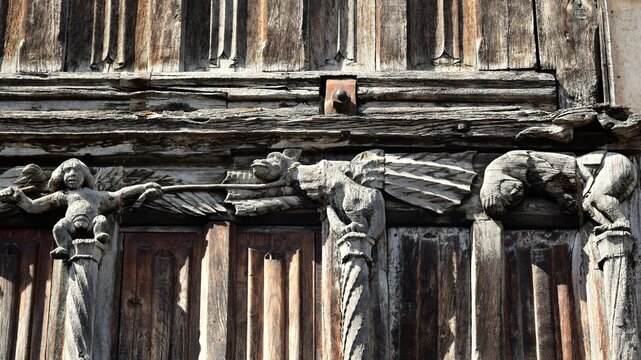 Personnages sculpt&eacute;s sur la fa&ccedil;ade de la Maison de Bois sur la Place aux Herbes &agrave; M&acirc;con