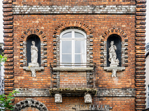 Victorian red brick building with ornate niches and stone statues near Folly Bridge on the River Thames (Isis), Oxford, England, United Kingdom