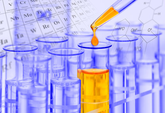 Ein Experiment im Chemielabor mit einer gelben Fl&uuml;ssigkeit in Reagenzgl&auml;ser - Symbolbild - FOTOMONTAGE