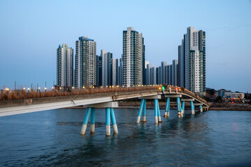 일몰,육교,해넘이다리,기둥,바다,고층아파트,배곧동,시흥시,경기도 © JinChang