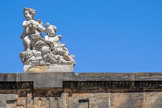 bamberg. deutschland - pittoreske figuren an der mauer am bamberger dom