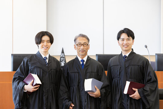 法廷で並ぶ日本人裁判官3人のポートレート