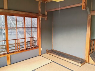 Obraz premium 古民家の和室と格子窓の風景