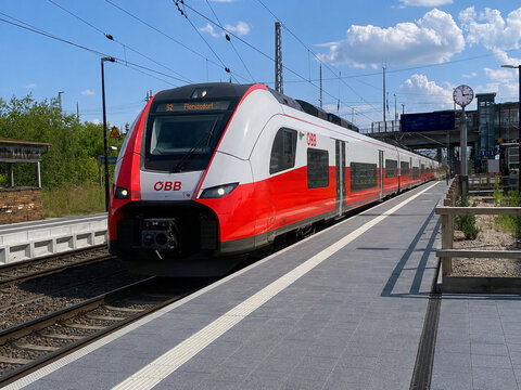 Editorial-Aufnahme eines modernen DB Regio Regionalzugs am Bahnhof. &Ouml;ffentlicher Nahverkehr, Regionalbahn, Schienenverkehr, Mobilit&auml;t, Bahnhof und Eisenbahninfrastruktur in Deutschland.