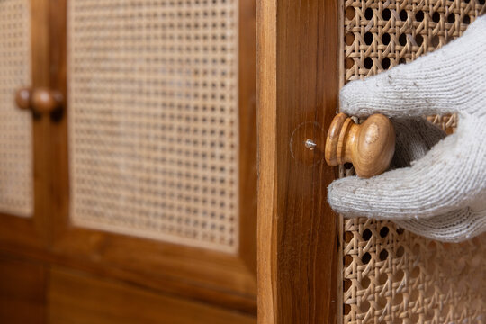 Screw too short cause cabinet door wood handle loose