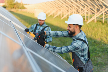 Obraz premium Workers installing solar panels for renewable energy production