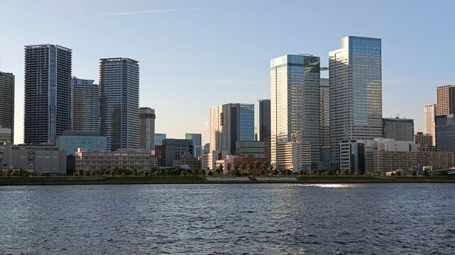 運河沿いにビルが立ち並ぶ都市の風景。