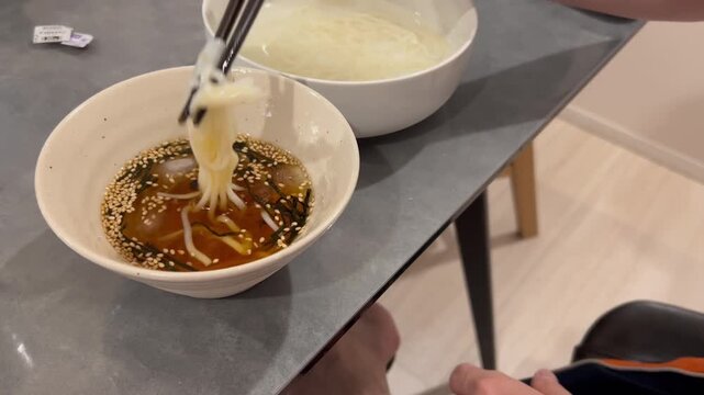 そうめんを食べる男性