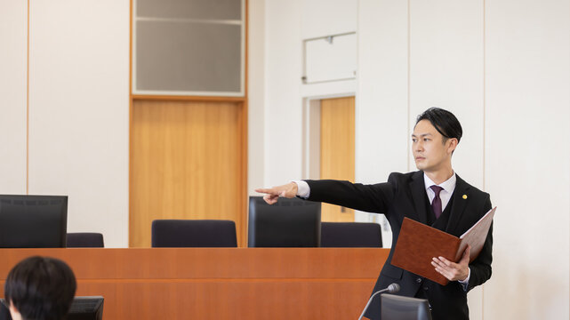 法廷で「異議あり」と主張する弁護士