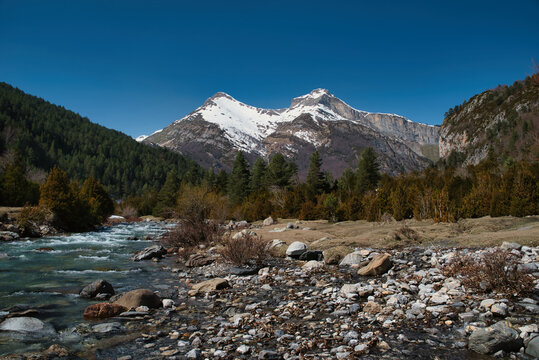 The Bujaruelo Valley, through which the Ara River flows, along with the mountains, the meltwater from the Aragonese Pyrenees, the Ordesa and Monte Perdido National Park, the Pyrenees, and Huesca. 