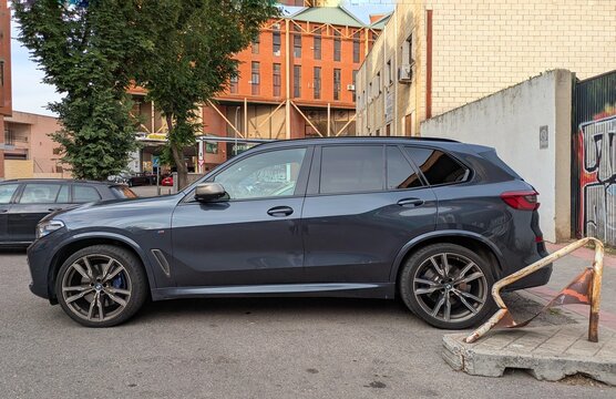 Vista lateral de un autom&oacute;vil crossover de lujo BMW X5 M aparcado en una calle de Madrid, Espa&ntilde;a, 18 de mayo de 2026