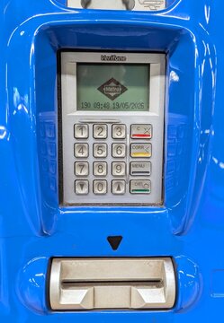 Vista de cerca de una terminal de pago Verifone instalado en una m&aacute;quina de venta de billetes de transporte p&uacute;blico del Metro de Madrid, Espa&ntilde;a, 19 de mayo de 2026