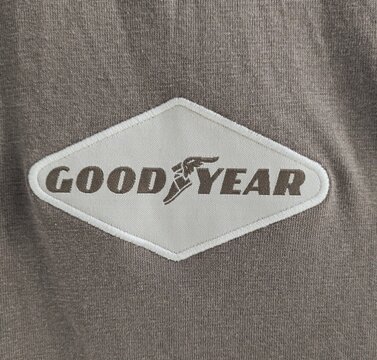 Vista de cerca del estampado del logotipo de la marca Goodyear, en una camiseta. Madrid, Espa&ntilde;a, 19 de mayo de 2026