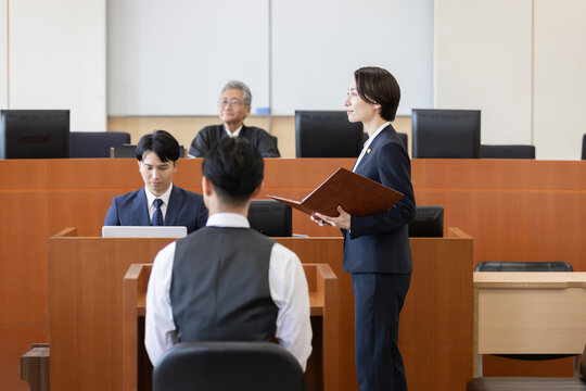 法廷で証人尋問を行う女性弁護士