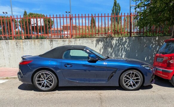 Vista lateral de un autom&oacute;vil deportivo BMW Z4 Roadster con techo de capota de lona negra plegable, aparcado en una calle de Madrid, Espa&ntilde;a, 19 de mayo de 2026