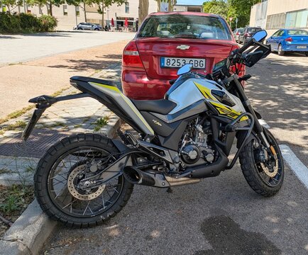 Vista lateral de moto Naked Adventure Zontes U1 125 estacionada en Madrid, Espa&ntilde;a, 19 de mayo de 2026