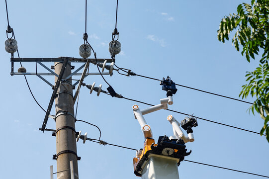 Intelligent Robot Inspection on Power Line Facilities Scene