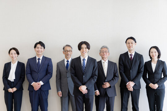 新入社員を迎えたビジネスチームの集合ポートレート