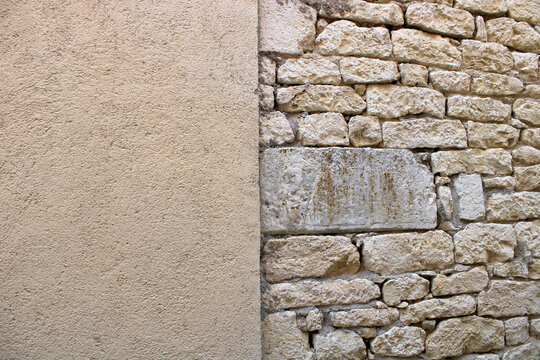 R&eacute;novation d&rsquo;un mur en pierre : retrait du cr&eacute;pi ocre avant et apr&egrave;s restauration
