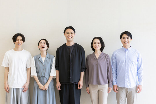 笑顔で並ぶ多世代の日本人男女のグループポートレート