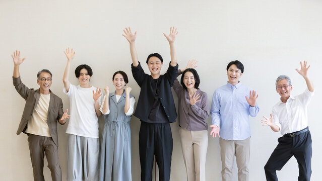 笑顔でハイテンションな多世代の日本人グループポートレート