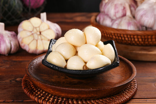Fresh Peeled Garlic Cloves in Bowl with Purple Garlic Heads - Chinese Farm Produce from Henan Yunnan Shandong