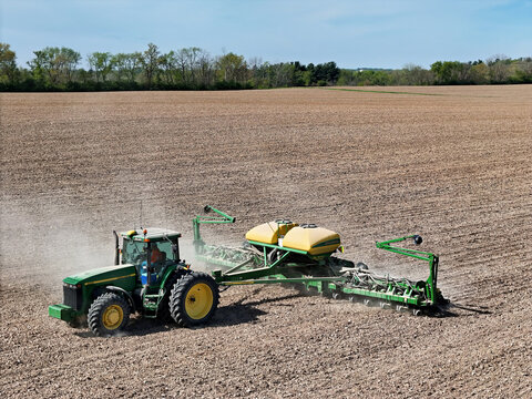 Caledonia, Illinois May 6, 2026 A John Deere 8400 tractor pulling a John Deere 1790 2‑Tank CCS Central Commodity vacuum seed delivery system