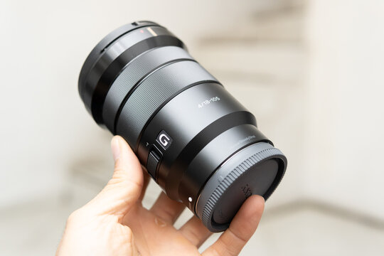ZAPOPAN, MEXICO - JULY 20, 2026: A person holding a Sony E PZ 18-105mm F4 G OSS camera lens