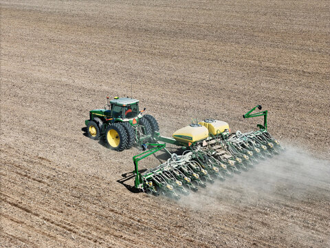 Caledonia, Illinois May 6, 2026 A John Deere 8400 tractor pulling a John Deere 1790 2‑Tank CCS Central Commodity vacuum seed delivery system