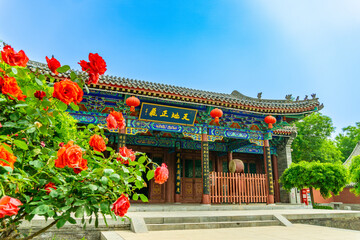 Obraz premium Traditional Chinese Temple with Roses and Red Lanterns
