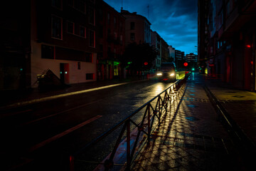 Naklejka premium centro urbano con poca luz solo la de los semáforos 