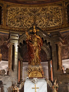 Altar con imagen del Sagrado Coraz&oacute;n de Jes&uacute;s en una iglesia cat&oacute;lica