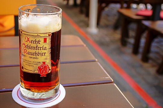 bamberg, deutschland - 26.05.2026 - ein glas aecht schlenkerla rauchbier,