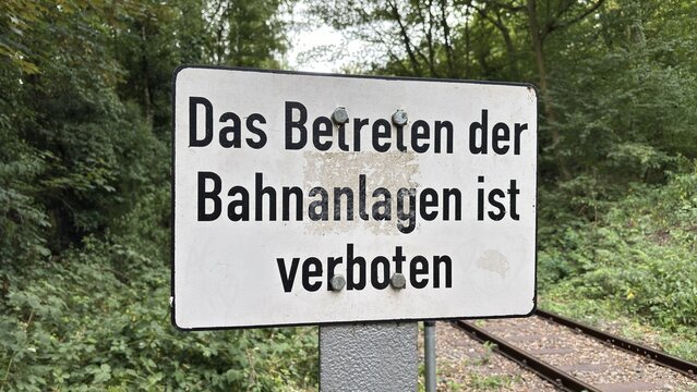 Das  Betreten der Gleisanlagen ist verboten - Infozeichen