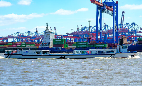 HAMBURG, DEUTSCHLAND &ndash; 08.07.2026: Das in Deutschland registrierte Passagierschiff KLEIN ROMY der Reederei RAINER ABICHT im Hafen von Hamburg