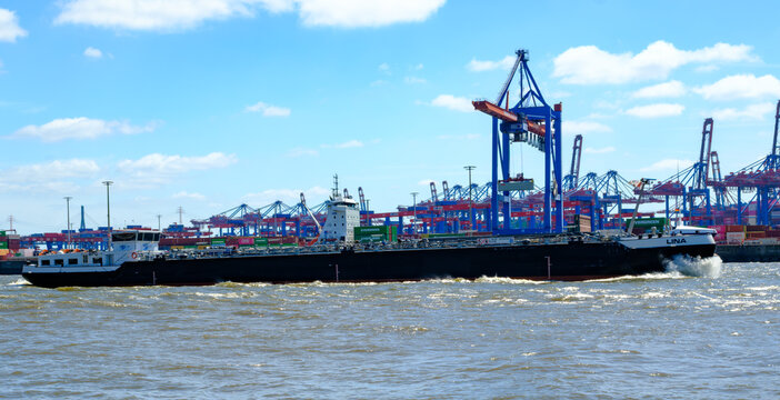 HAMBURG, DEUTSCHLAND &ndash; 08.07.2026: Das in DEUTSCHLAND registrierte Tankschiff LINA im Hafen von Hamburg
