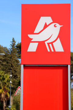 Enseigne du magasin Auchan