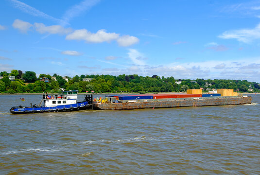 HAMBURG, DEUTSCHLAND &ndash; 08.07.2026: Das in DEUTSCHLAND registrierte Schubboot ULLI im Hafen von Hamburg mit einem Schubleichter in einem Schubverband