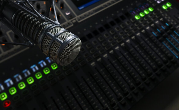 Microphone and audio mixing console