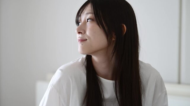 振り返って微笑む20代日本人女性のポートレート