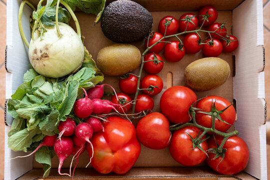 Nach dem Einkauf - Stillleben mit Gem&uuml;se und Obst